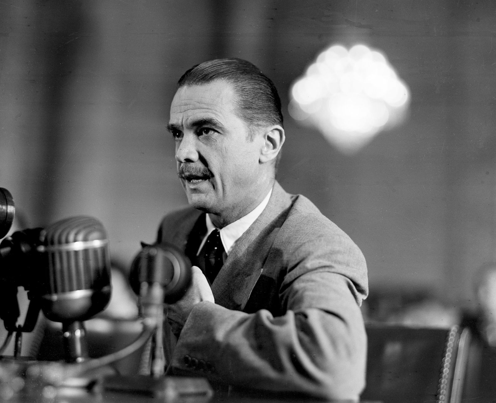 1947: Howard Hughes